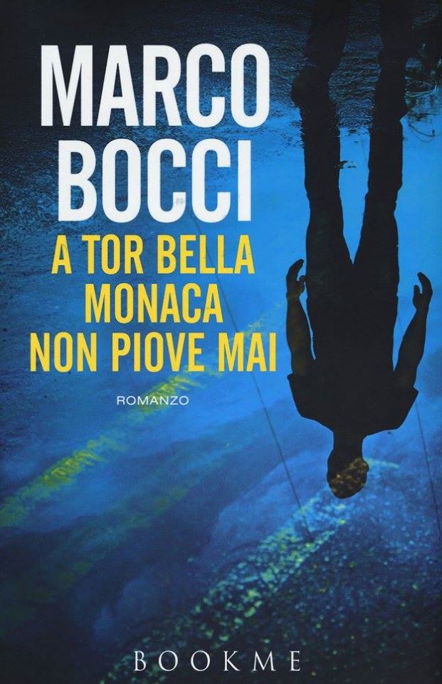 marco bocci, a tor bella monaca non piove mai. la copertina del libro, con le scritte bianche su sfondo azzurro, e l'immagine riflessa di un uomo rovesciato