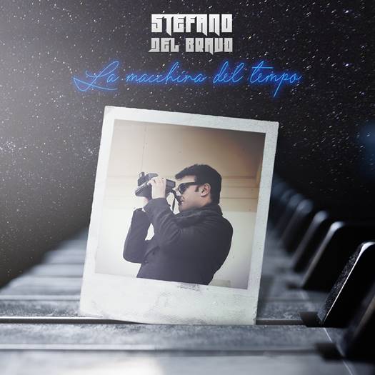 “La macchina del tempo” è il titolo del nuovo singolo del cantautore Stefano Del Bravo. Nella foto la copertina del disco con la scritta in azzurro e il nome dell'autore in bianco