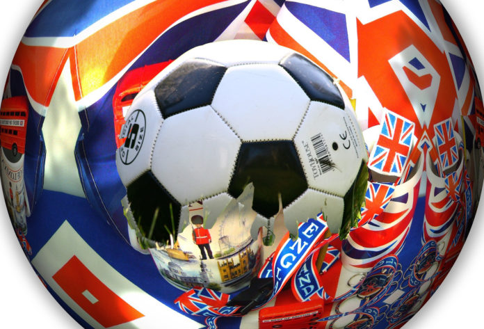 Daniele Novara, l'insegnante di inglese dei calciatori un pallone da calcio in un pallone fatto di immagini di elementi tradizionali inglesi