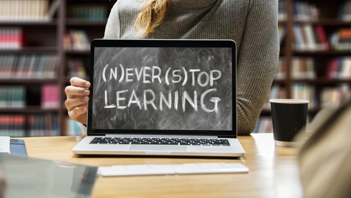 SalTo per la scuola nella foto un laptop con la scritta @never stop learning