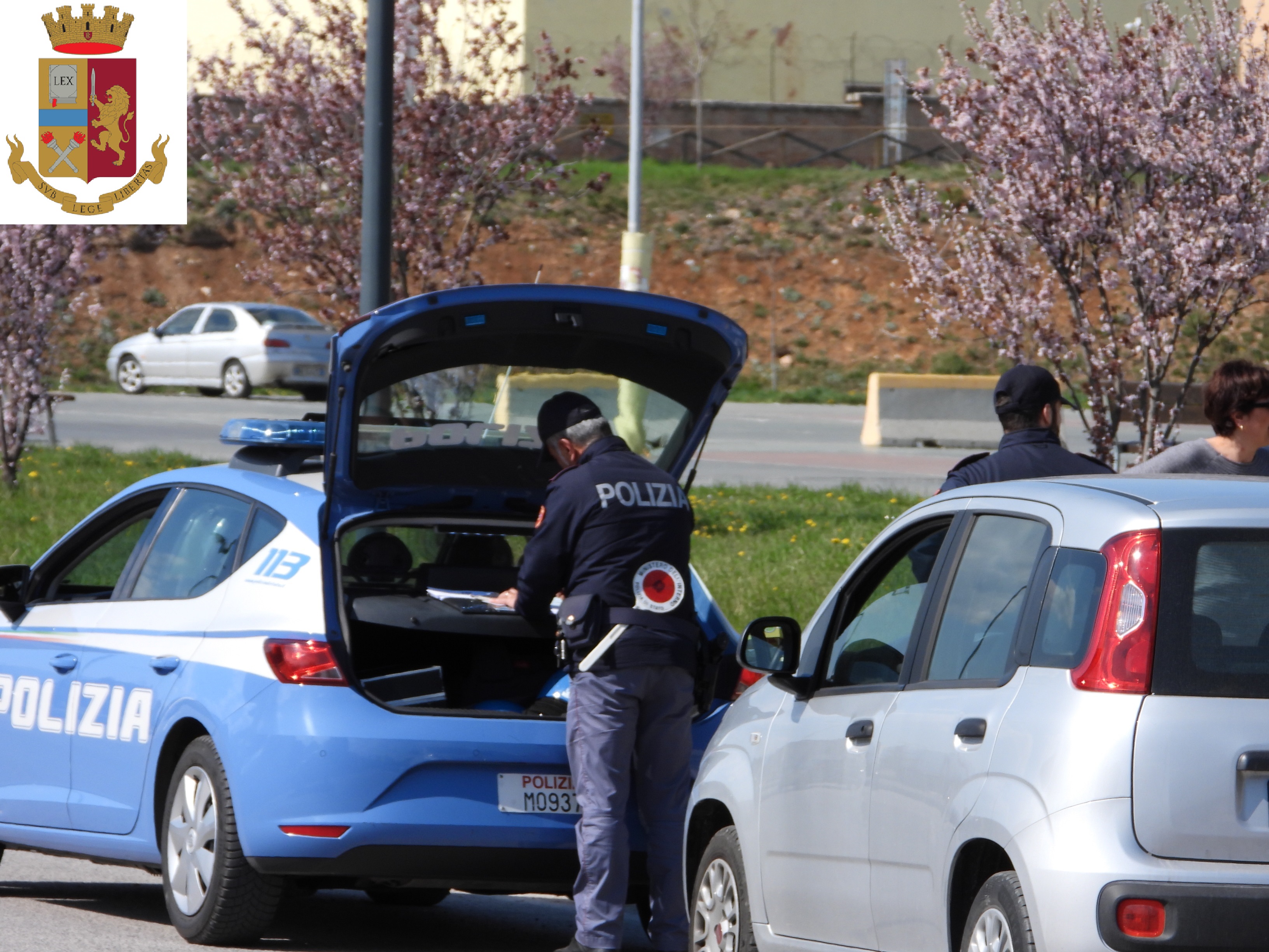 #GiaccaBlu Multe e controlli: i poliziotti dicono basta. una volante della polizia e un amacchina ferma per i controlli