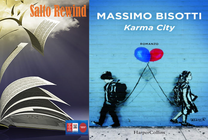 Massim Bisotti Karma city la copertinas blu con due bambini che si allontanano di schiena con dei palloncini uno blu e uno rosso. a sinistra il ogo di salto rewind con delle pagine che volano via come gabbiani
