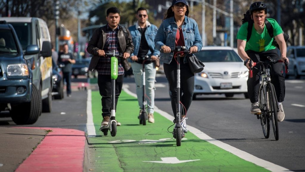 Strade Aperte Milano dei ragazzi in monopatino e in bicicletta