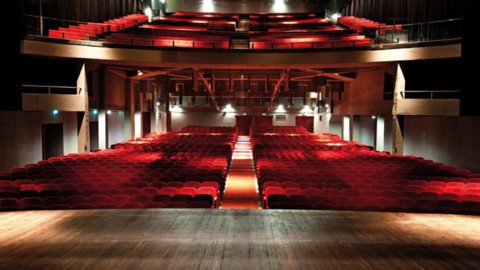 Silenzio in platea, si alza il sipario del teatro Colosseo di Torino.