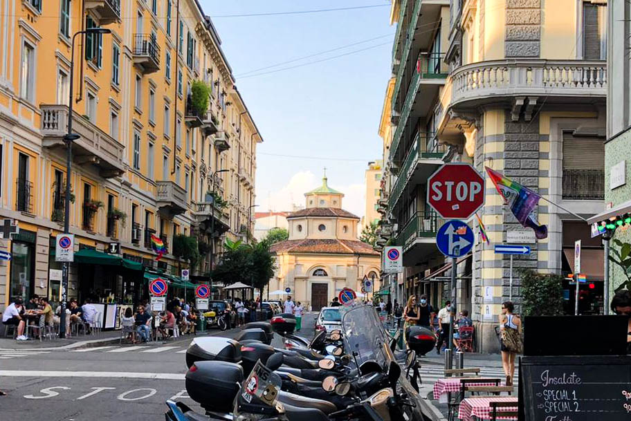 Riflessioni Una veduta di via Castaldi a Milano, con porta Venezia sullo sfondo