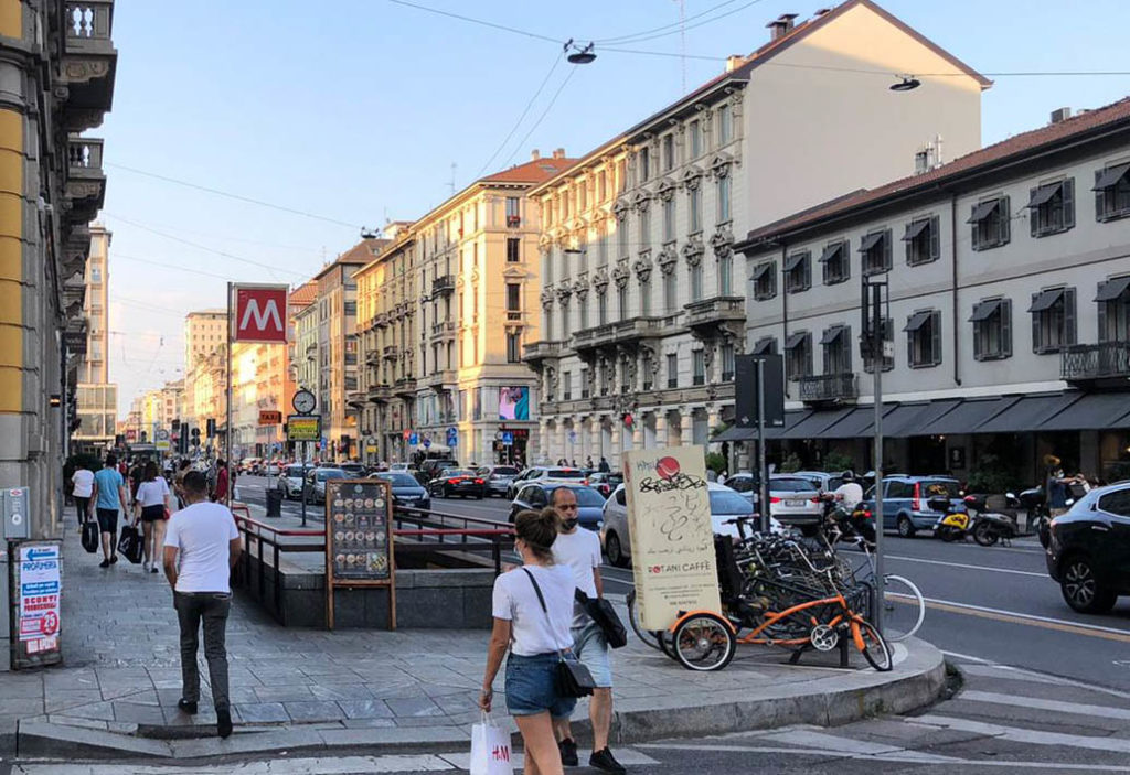 Riflessioni uno scorcio di via Castaldi a Milano