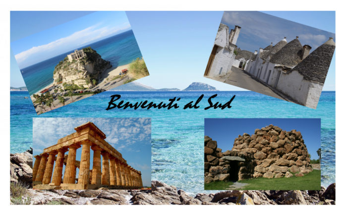 Benvenuti al Sud vacanze nella foto una cartolina con lo sfondo del mare e sopra quattro fotgrafie di quattro posti del sud d'Italia, Sicilia, Calabria, Sardegna e Puglia
