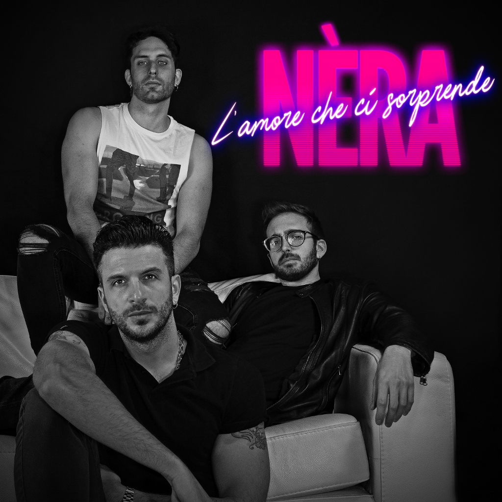 Nèra: la copertina del singolo l'amore che ci sorprende, che vede ritratti i tre menbri della band, seduti su un divano bianco. il niome del gruppo è scritto in viola in alto a destra