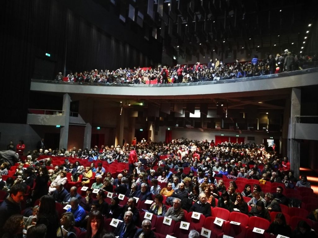 Silenzio in platea, si alza il sipario del teatro Colosseo di Torino.