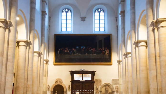 Il Cenacolo del Duomo di torino posto sotto due finestre ad arco e sopra la porta centrale con a lato due file di colonne