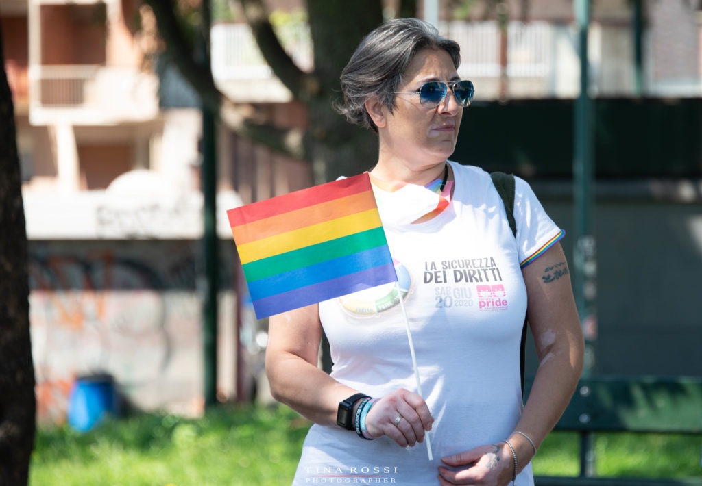 Giziana Vetrano con bandierina colorata in mano