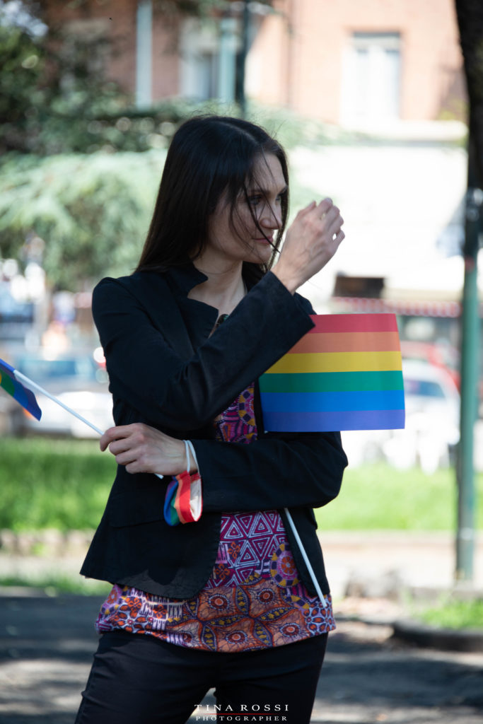 Genesi 2020, Torino Pride nella foto Rosalba Castelli con in mano delle bandierine colorate come l arcobaleno