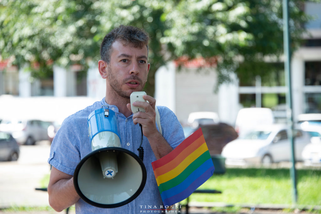 Genesi 2020 Torino Pride - Assessore Giusta con megafono in mano