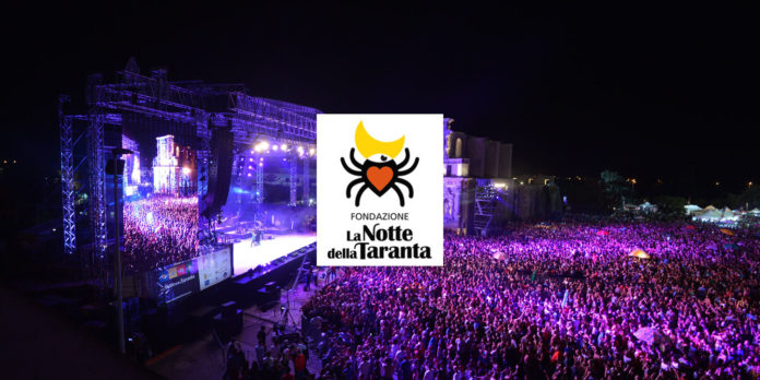 La Notte della Taranta, pizzica. Folla di gente nella piazza di Melpignano, per il concertone della Notte della Taranta. Il palco vede la presenza di alcuni musicisti. In mezzo all'immagine il logo della Fondazione: un ragno con al centro un cuore rosso.