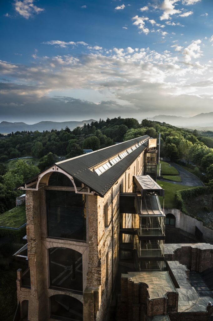 manica del Castello Si inaugura il 26 giugno un'arena decisamente  PESTIFERA dentro il giardino del Castello di Rivoli. La rassegna  cinematografica serale, 