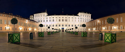 Reali sensi - Il Palazzo Reale di Torino di notte illuminato in modo molto suggestivo