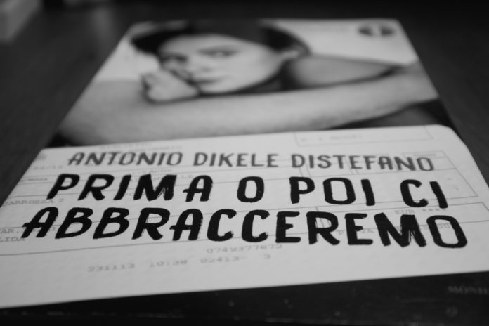 Libri, Antonio Dikele Distefano, romanzo. La copertina del libro, in bianco e nero, raffigura una ragazza tra le braccia di un ragazzo. In fondo alla copertina un biglietto di un treno e il titolo del libro 