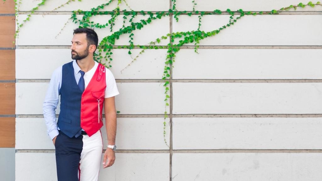 “Finale di Champions” nonostante il Covid-19, radiocronaca di Riccardo Inge. Nella foto il cantante milanese che indossa pantaloni bianconeri camiciotto bianco, e gilet metà rosso e metà blu