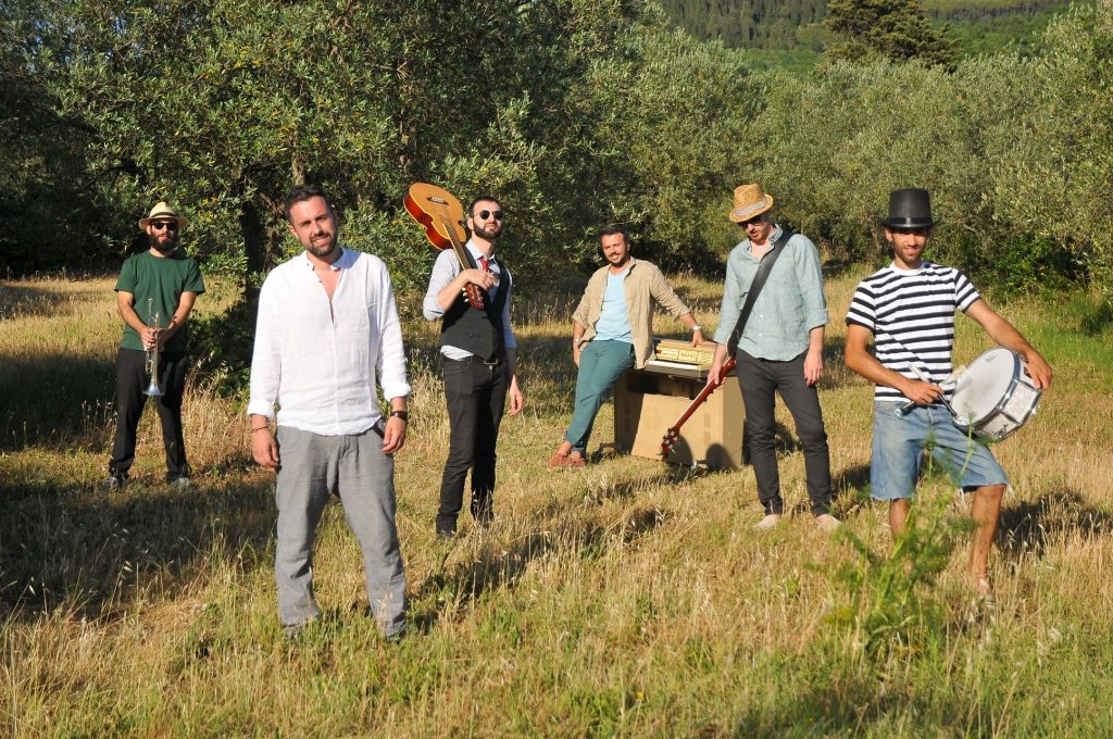 Rumori Sospetti debuttano con il singolo “Piero l’alcolista”. Nella foto i cinque membri della band fiorentina, in piedi in un prato, sullo sfondo alberi