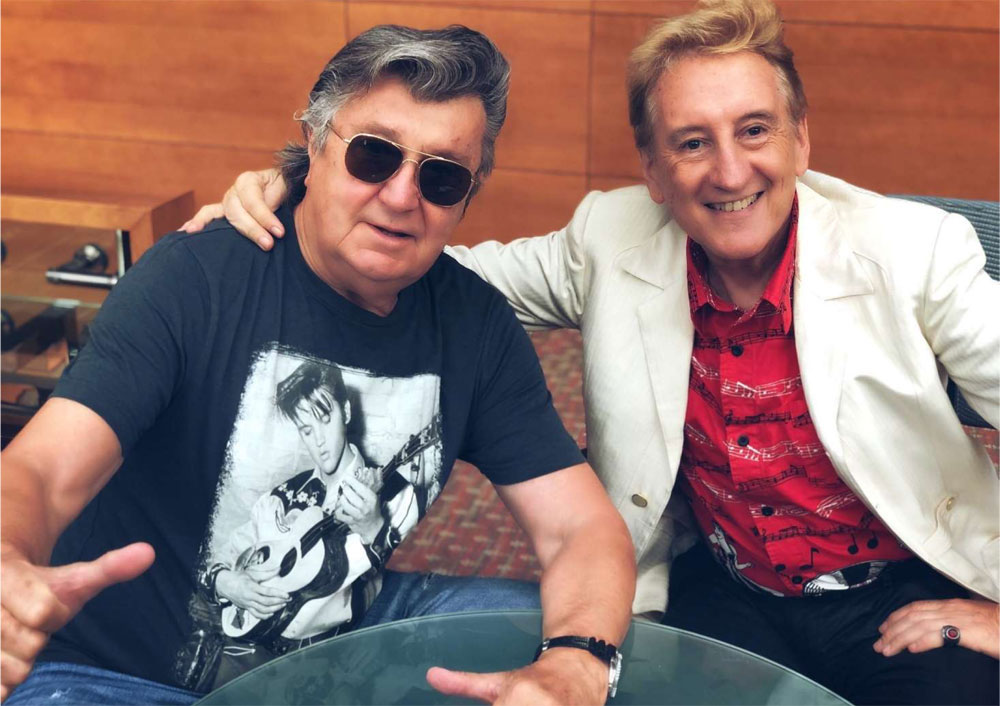 Cronache di una lacrima sul viso . Nella foto Bobby Solo e Dario Salvatori si abbracciano sorridenti