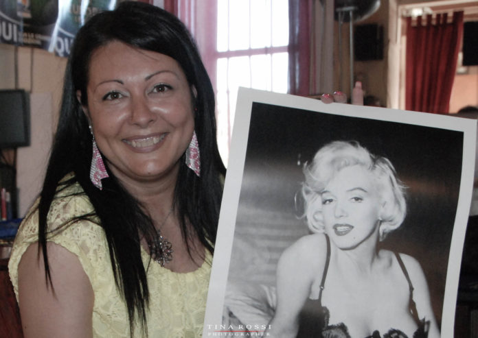 centri estetici e nail art - nella foto Ambra Capello sorridente tiene in mano una ofto di Marilyn Monroe