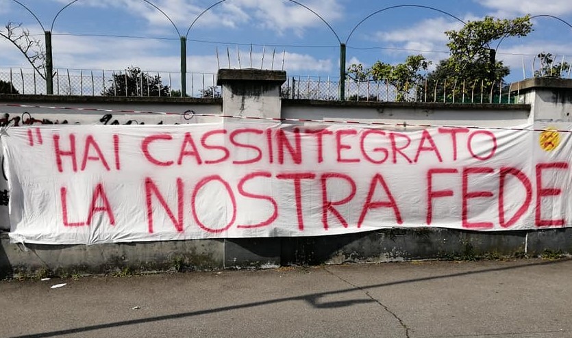 Riprende il campionato . nella foto lo striscione con la critta "hai cassintegrato la nostra fede", rivolta al presidente Urbano cairo