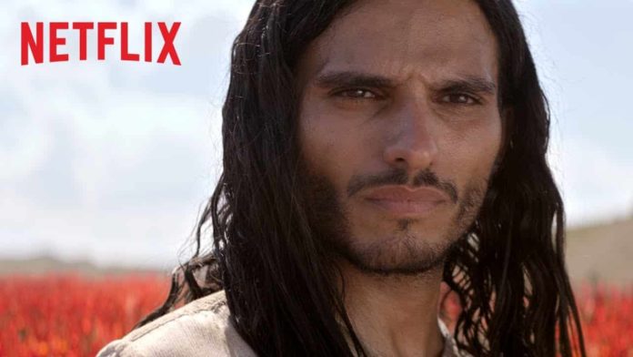Messiah nella foto il protagonista della serie tv di Netflix, in primo piano, con capelli neri lunghi e barba incolta, somigliante molto a Gesù