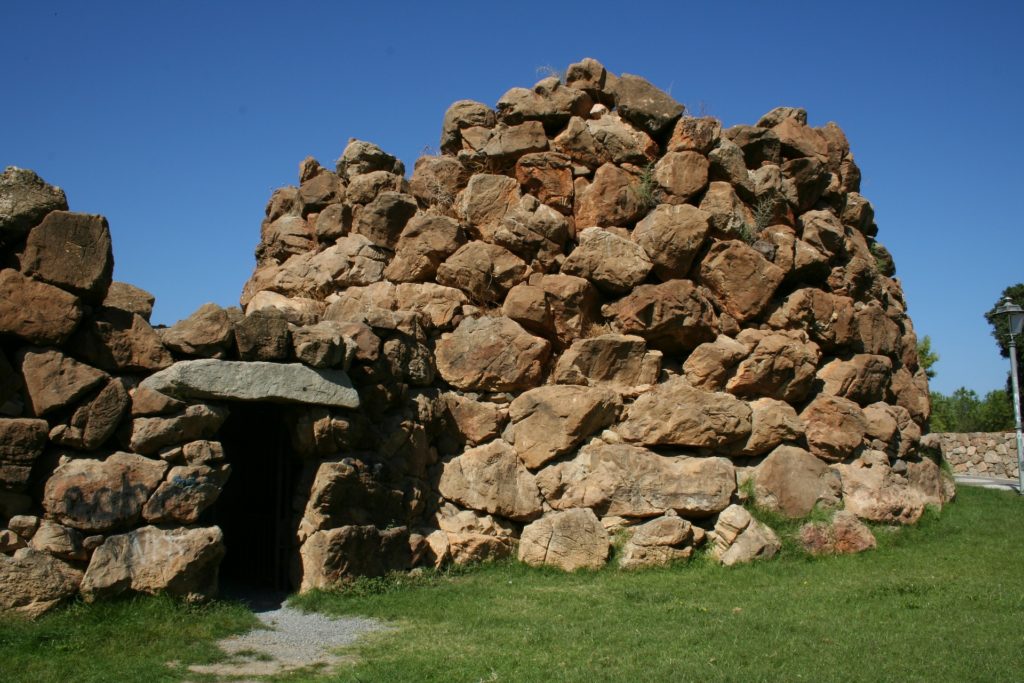 Benvenuti al Sud, nella foto un nuraghe della Sardegna, una specie di capanna di pietre come unigloo