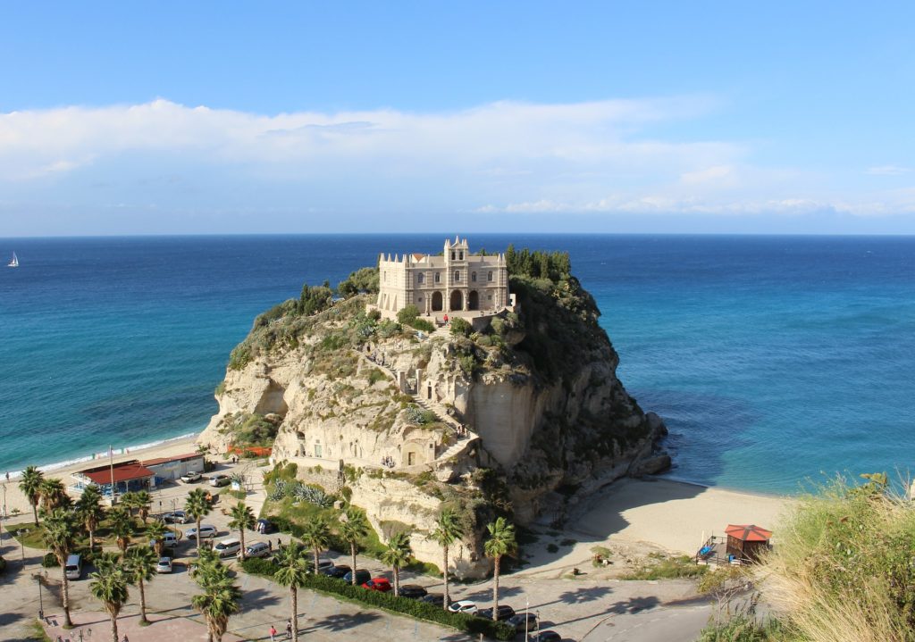 Regioni del sud : Calabria, nella foto il castello di Tropea