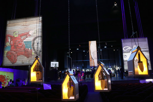 Silenzio in platea, si alza il sipario del teatro Colosseo di Torino.