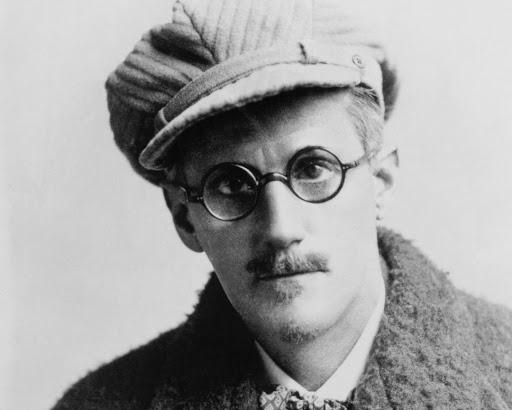 Bloomsday, oggi in tutto il mondo si celebra James Joyce. Foto di Joyce in bianco e nero primo piano con cappello e occhiali durante periodo a Trieste 