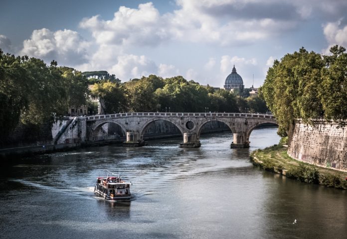 In viaggio sulle tracce di Raffaello, da Milano a Roma , una veduta di roma e del tevere