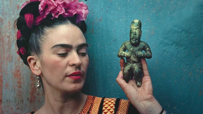 Non poteva essere che così una mostra su Frida Kalho : emozionante. In Frida Kalho il caos dentro, che apre dal 10 ottobre alla Fabbrica a Vapore di Milano, si ritrova tutta la centralità dell’arte messicana e della pittrice