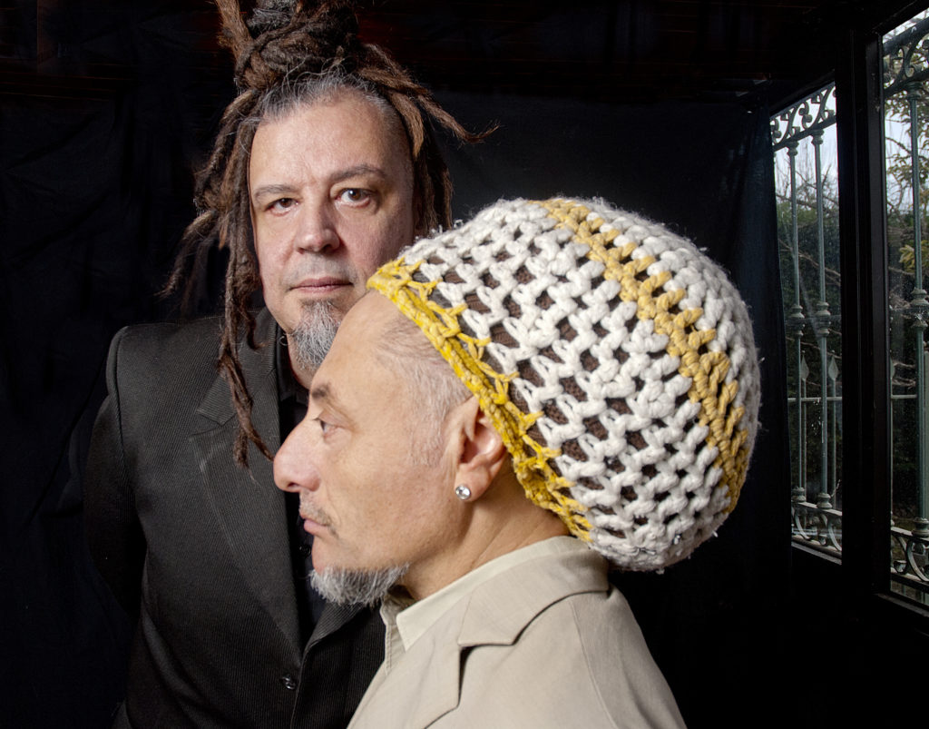 Africa Unite System of Sound i due componenti della band, uno di profilo con grande cappello rasta e il seconodo con lunghi capelli lunghi