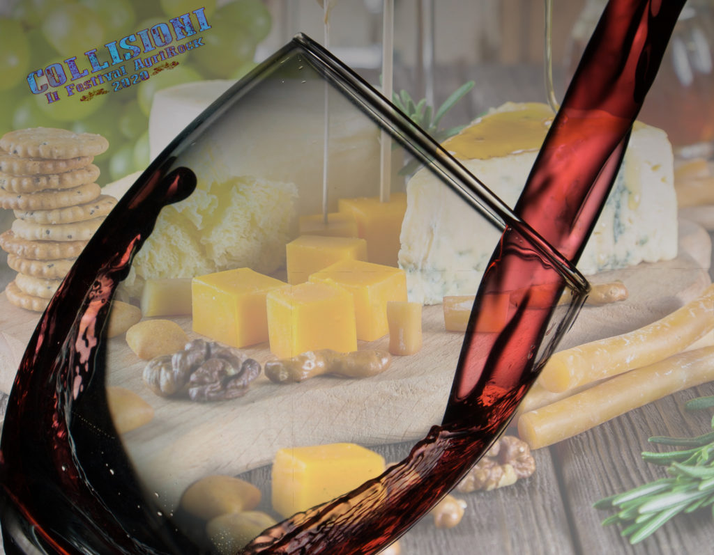 Estate Collisioni un bicchiere con del vino che lo sta riempiendo e sullo sfondo un tagliere di formaggi