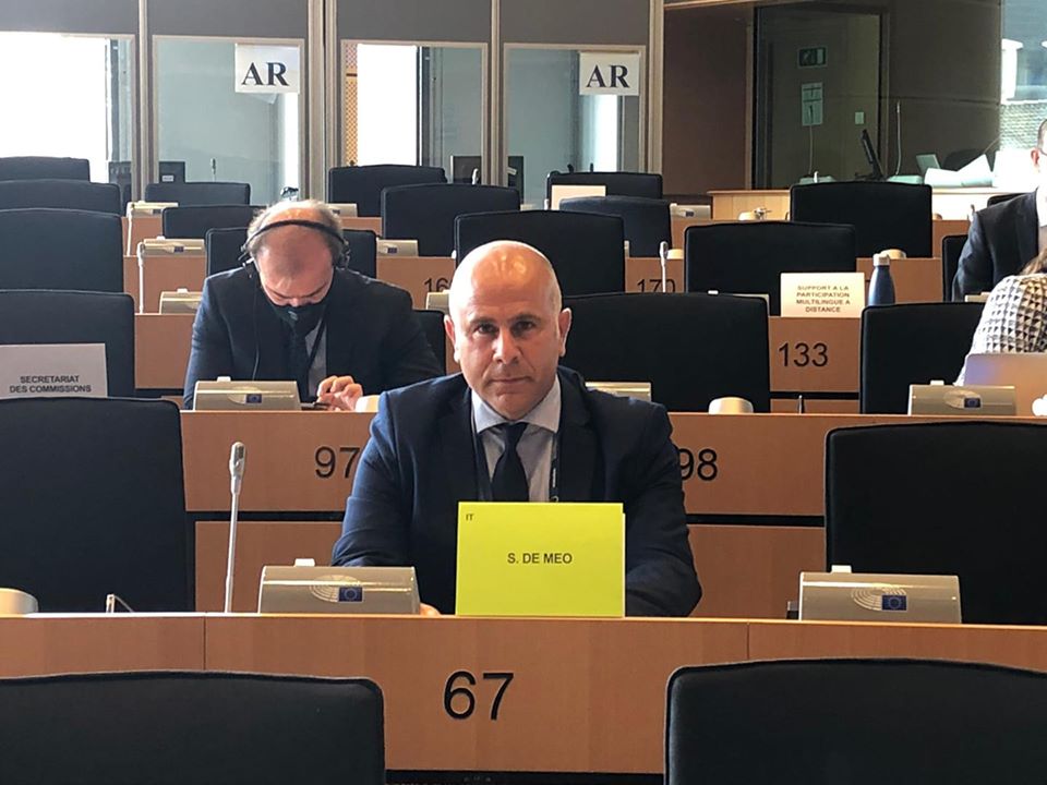 In foto l'Eurodeputato Salvatore De Meo, al centro, vestito in giacca e cravatta al banco numero 67. 