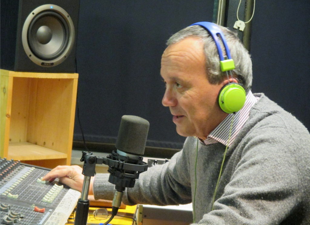 Edoardo Fassio mentre trasmette in radio