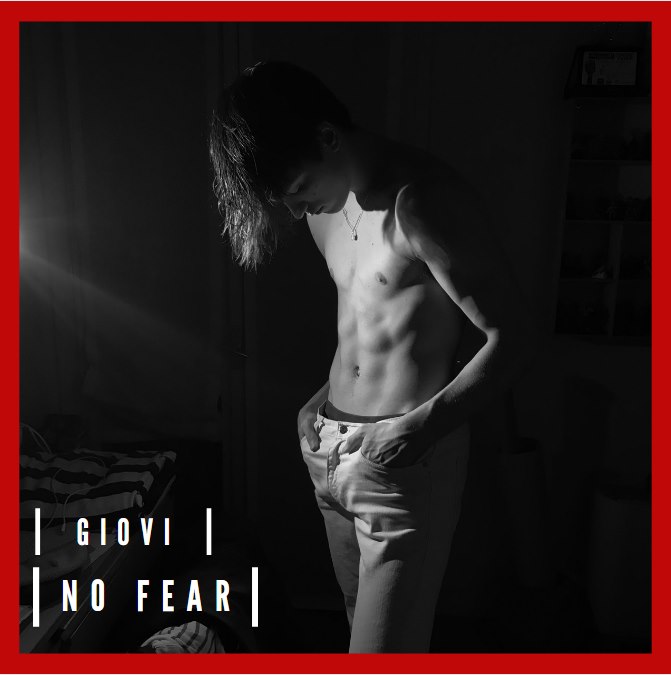 Giovi no fear. Foto in bianco e nero, che ritrae il giovane cantante a torso nudo, con i jeans chiari e la testa chinata in avanti