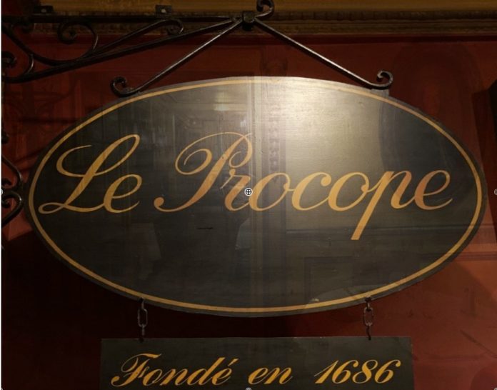 Caffè Procope l'insegna e sullo sfondo un interno del locale