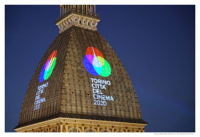 Museo Nazionale del Cinema, la Parte superiore della MOle Antonelliana illuminata con la proiezione della scritta 