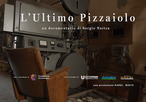 l'ultimo pizzaiolo , la locandina con un veccvhio proiettore da cinema