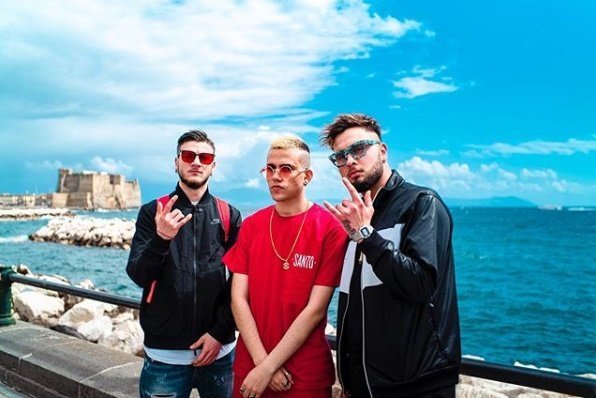 chupa by aka 7ven e boss family. nella foto i tre ragazzi ritratti sul lungomare di napoli