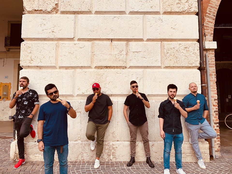 gelati il nuovo singolo di grace n kaos. nella foto i sei ragazzi della band veneta, appoggiati a un muro di pietra bianca