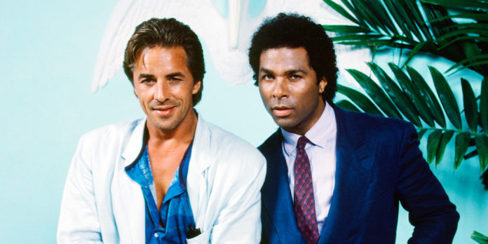 miami vice. nella foto a destra rico tubbs, giacca blu e cravatta rossa a sinistra sonny crockett t-shirt blu e giacca bianca