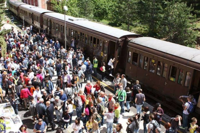 Covid-19 e trasporti: il virus viaggia solo su Trenitalia un treno pieno di gente dentro e fuori sul marciapiede