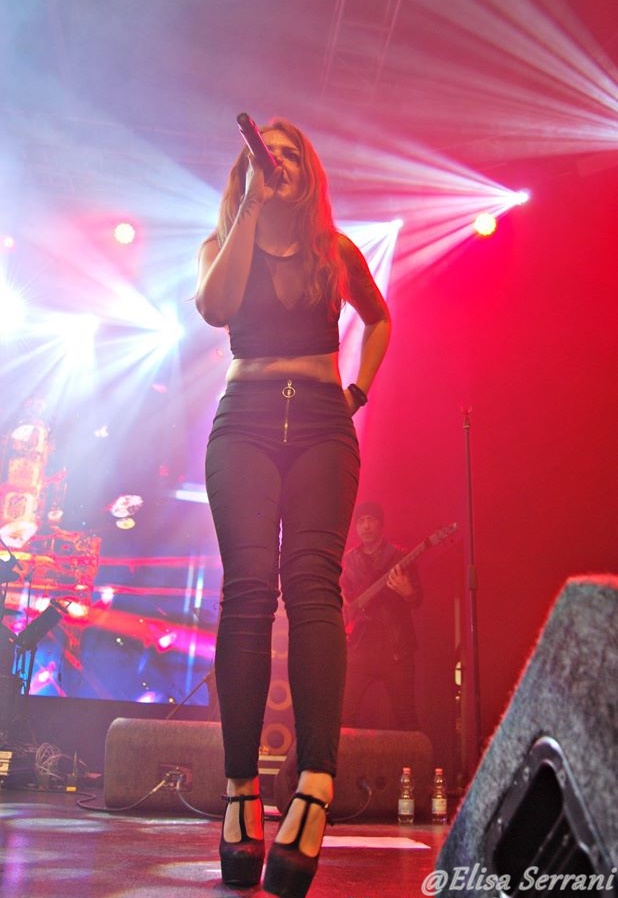 valentina rizzi mentiras - la cantante milanese durante un concerto, microfono im mano, che indossa fuseaux attillati, corpetto corto nero e scarpe col tacco altissimo