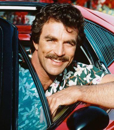 serie TV magnum p.i. sorridente all'interno della sua Ferraari