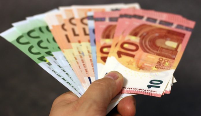 Sostegno alla attività culturali e dello spettacolo una mano con delle banconote euro a ventaglio