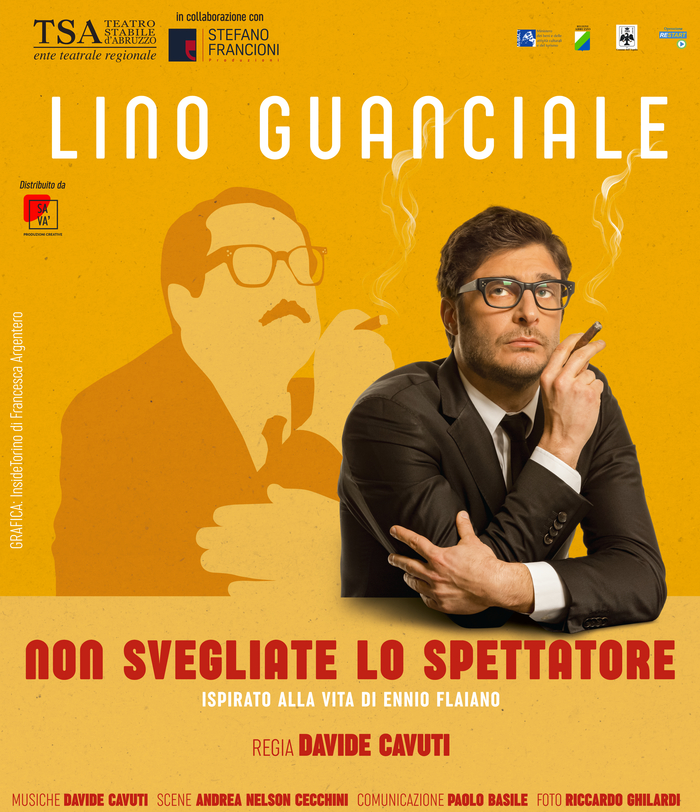 Non svegliate lo spettatore la locandina dello spettacolo su sfondo giallo lino guanciale con giaccae cravatta appoggiato sui gomiti mentre fuma un sigaro e dietro di lui l'ombra ma di un altro uomo (Ennio Floiano)