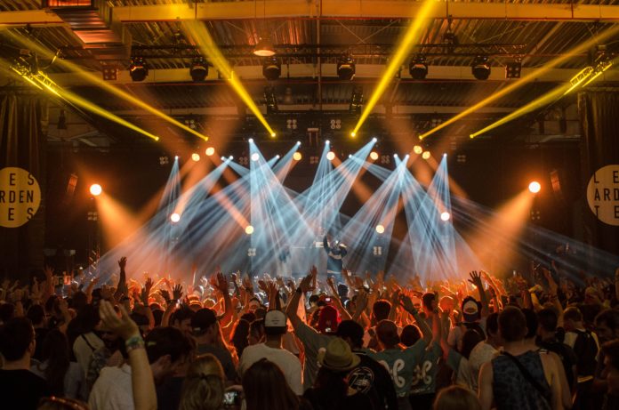 Concerti 2020 movida un concerto di musica rap e tanta gente davanti al palco con tante luci colorate